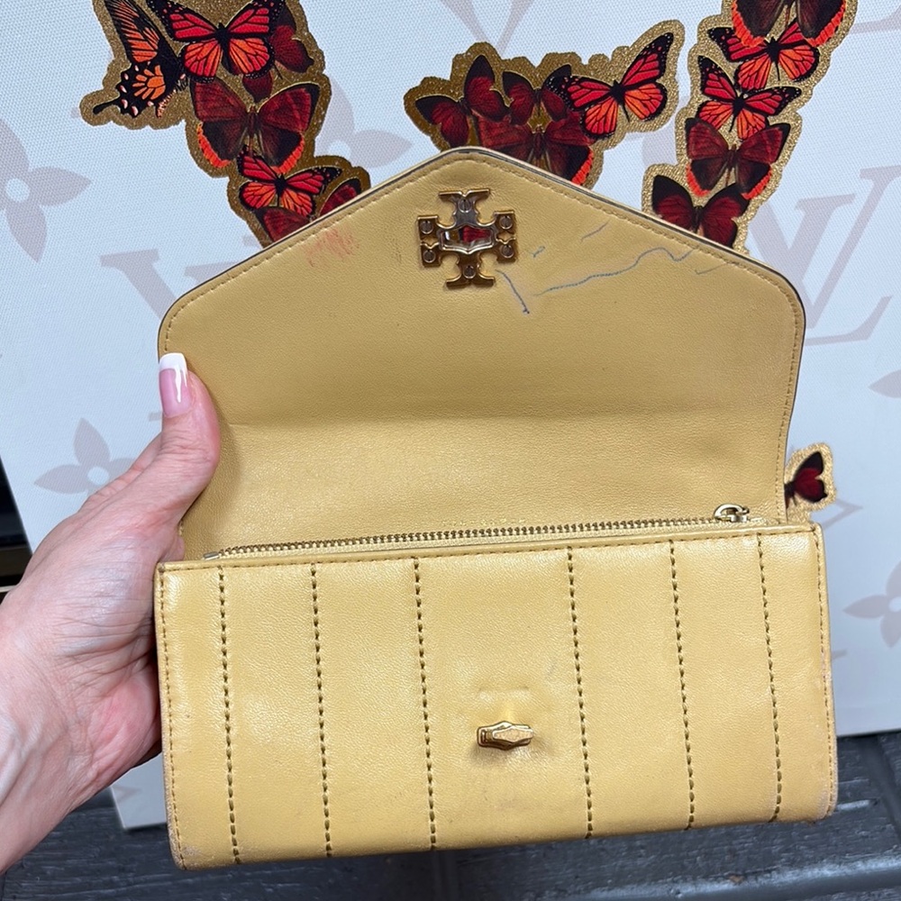 Tory Burch Kira Leather Envelope Wallet - Picture 11 of 16
